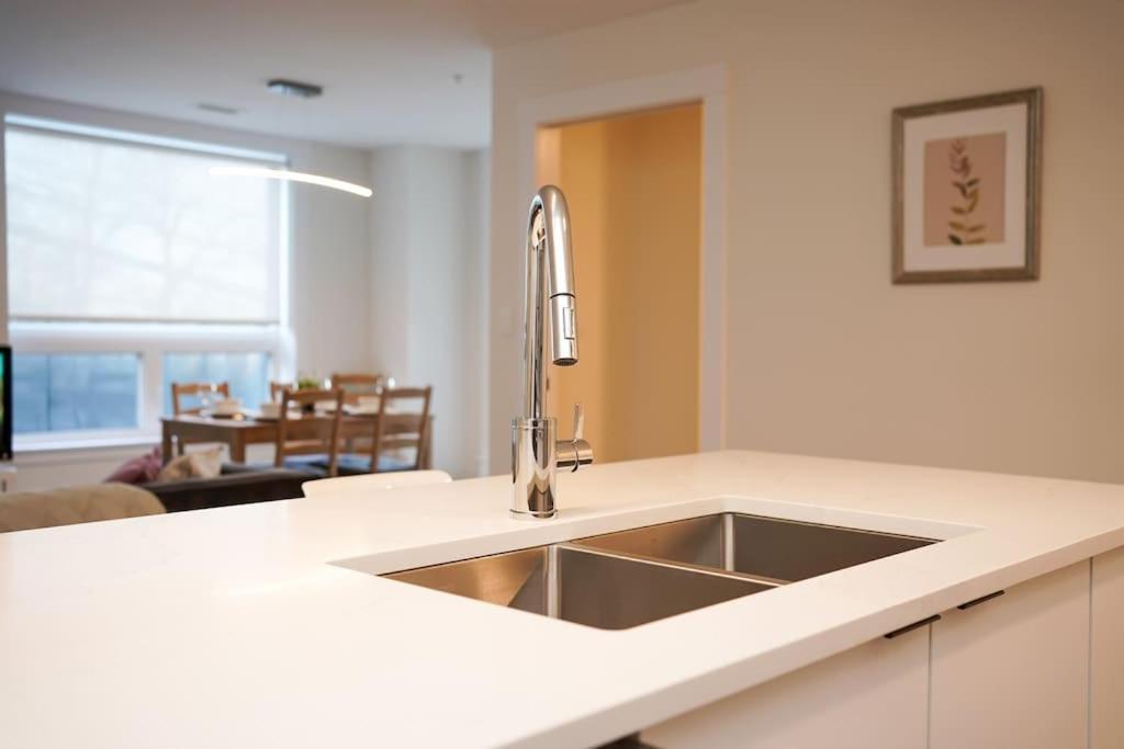 Luxurious Modern 2Br Condo Sleeps 5 Coffee, Ac, Wifi Halifax Extérieur photo